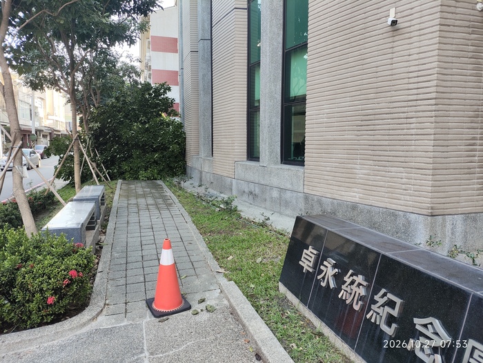 倒塌的路樹橫越通行步道