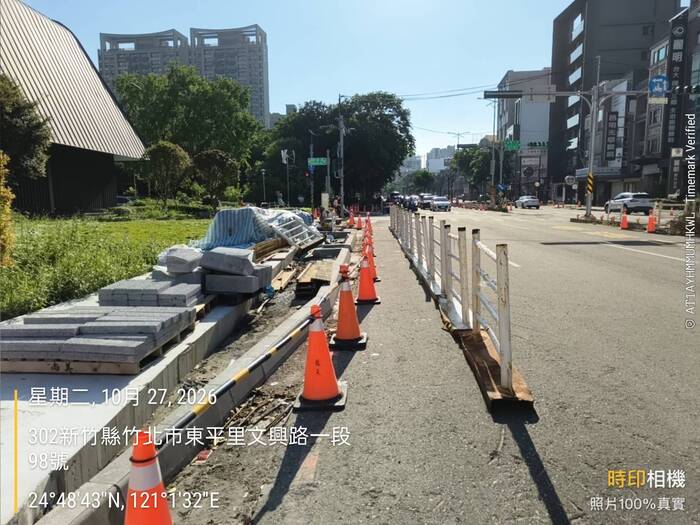 白色安全圍籬與施工區域做區隔